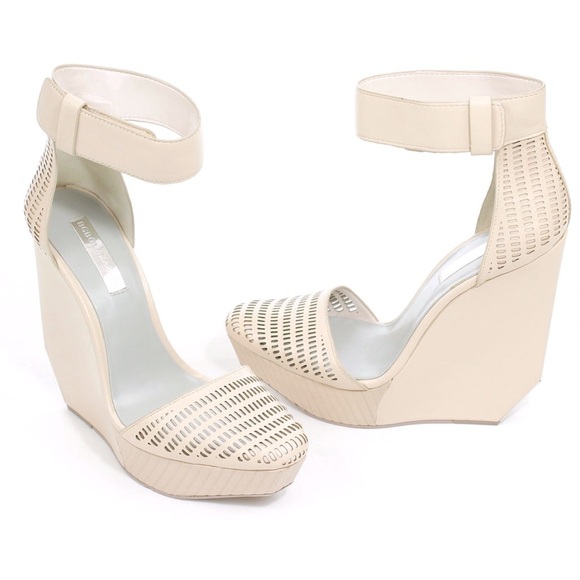 ⭐️BOGO FREE⭐️ BCBGMAXAZRIA NEW “Austin” wedge platform shoes-Sold out - Picture 1 of 9